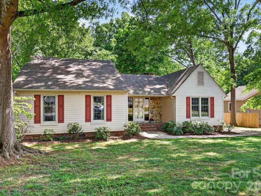 6111 Patrick Place, Charlotte, NC 28210.  MLS# CAR4378572, YatesRealty ID 23815. 