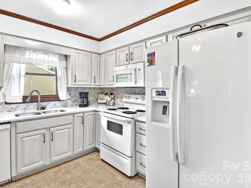 6111 Patrick Place, Charlotte, NC 28210.  MLS# CAR4378572, YatesRealty ID 23815. 