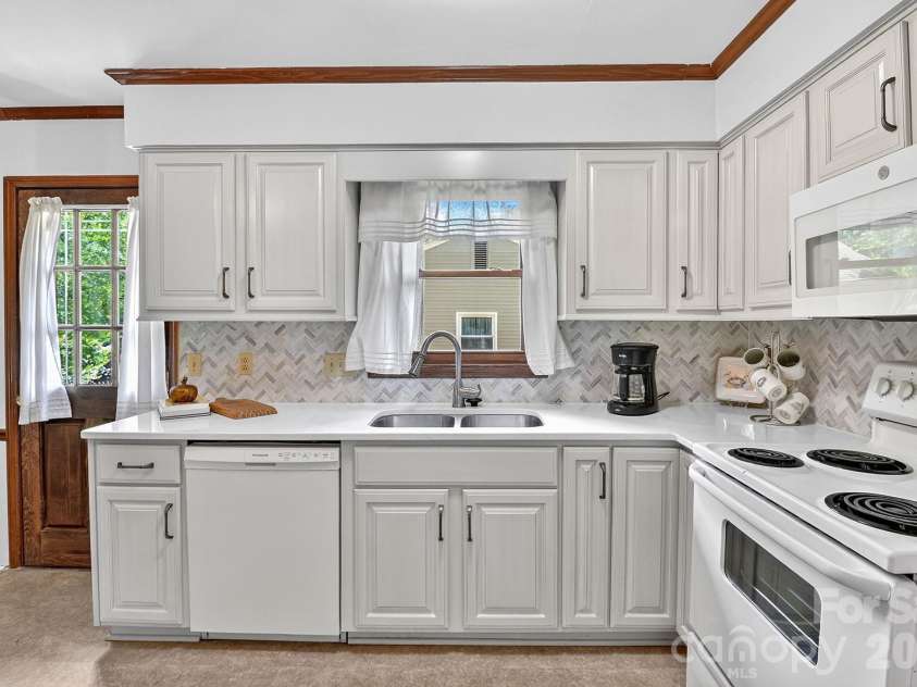 6111 Patrick Place, Charlotte, NC 28210.  MLS# CAR4378572, YatesRealty ID 23815. 