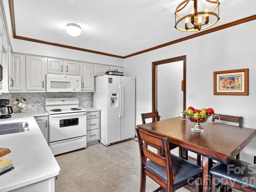 6111 Patrick Place, Charlotte, NC 28210.  MLS# CAR4378572, YatesRealty ID 23815. 