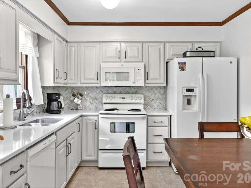 6111 Patrick Place, Charlotte, NC 28210.  MLS# CAR4378572, YatesRealty ID 23815. 