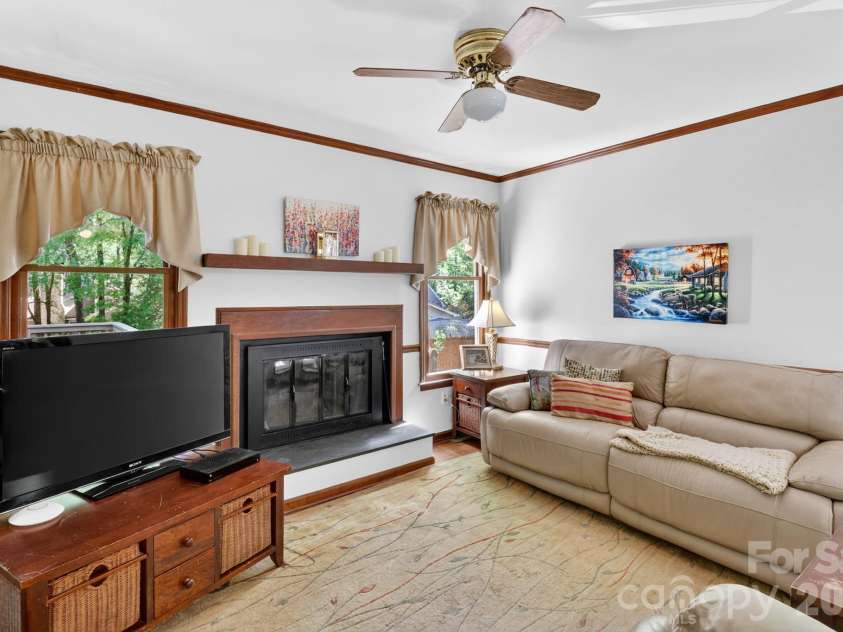 6111 Patrick Place, Charlotte, NC 28210.  MLS# CAR4378572, YatesRealty ID 23815. 