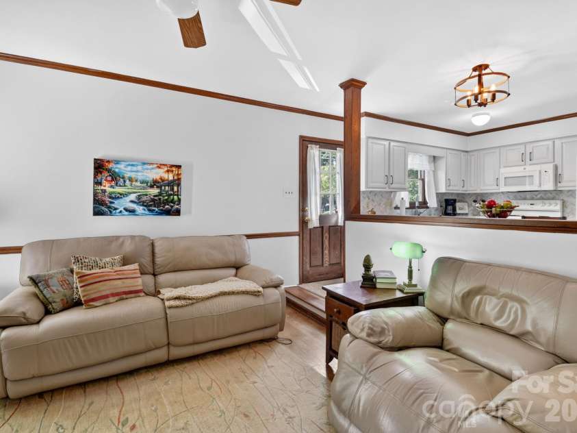 6111 Patrick Place, Charlotte, NC 28210.  MLS# CAR4378572, YatesRealty ID 23815. 