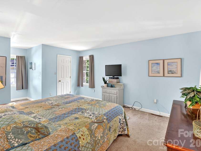 6111 Patrick Place, Charlotte, NC 28210.  MLS# CAR4378572, YatesRealty ID 23815. 