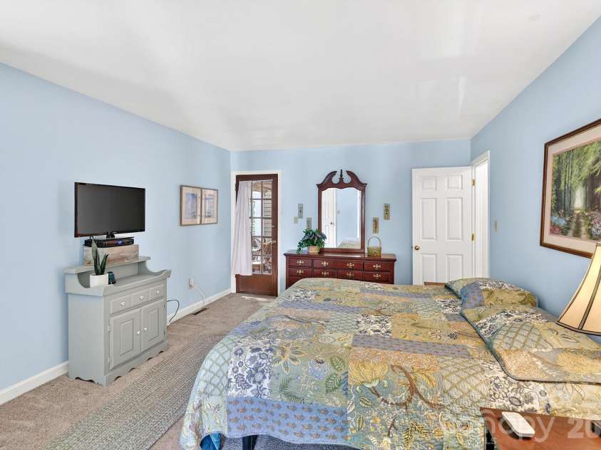 6111 Patrick Place, Charlotte, NC 28210.  MLS# CAR4378572, YatesRealty ID 23815. 
