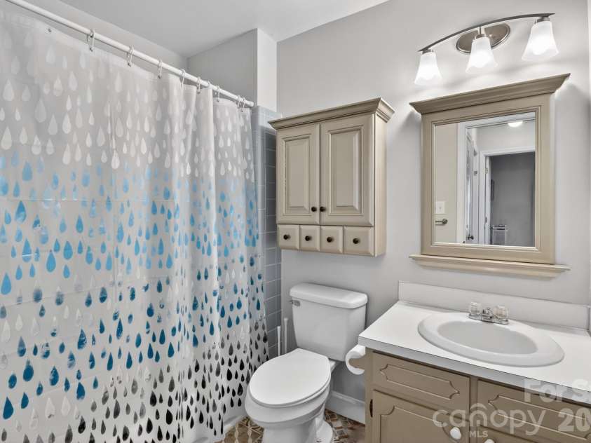 6111 Patrick Place, Charlotte, NC 28210.  MLS# CAR4378572, YatesRealty ID 23815. 