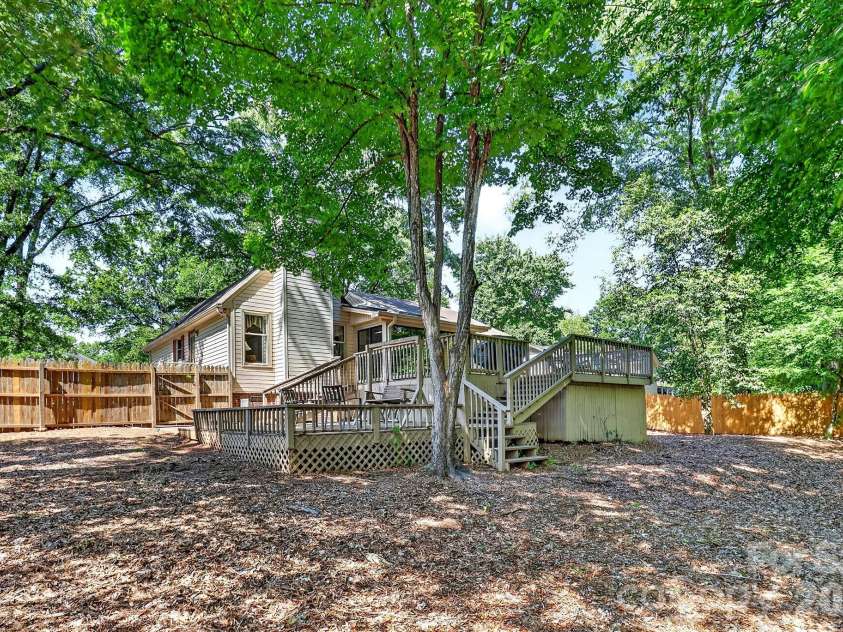 6111 Patrick Place, Charlotte, NC 28210.  MLS# CAR4378572, YatesRealty ID 23815. 