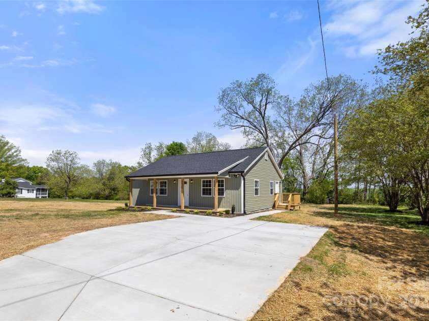 6525 Kershaw Camden Highway, Heath Springs, SC 29058.  MLS# CAR4247246, YatesRealty ID 23817. Concrete driveway and lead walk
