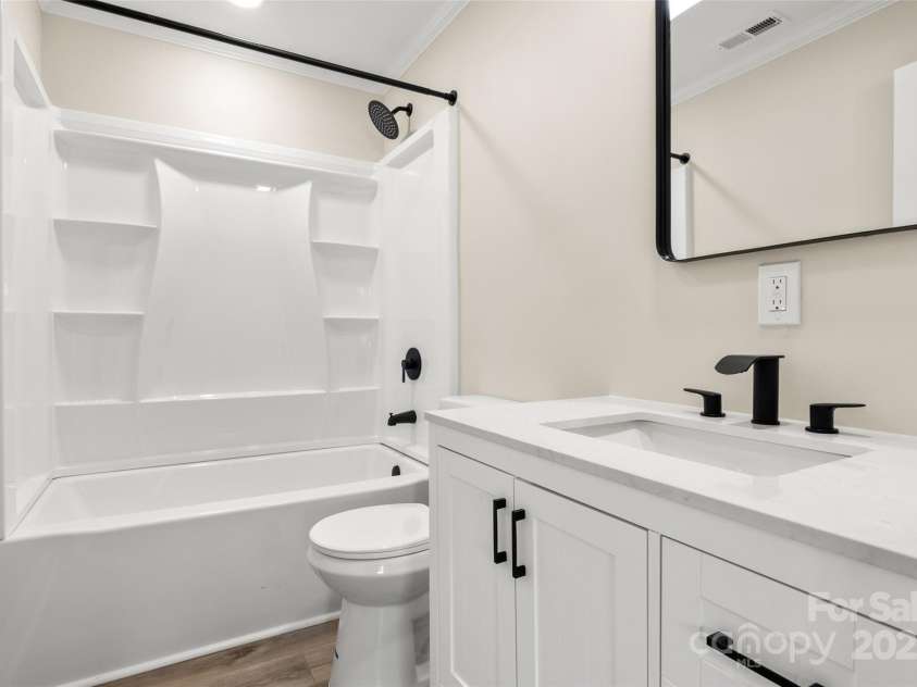 6525 Kershaw Camden Highway, Heath Springs, SC 29058.  MLS# CAR4247246, YatesRealty ID 23817. Hall Bath