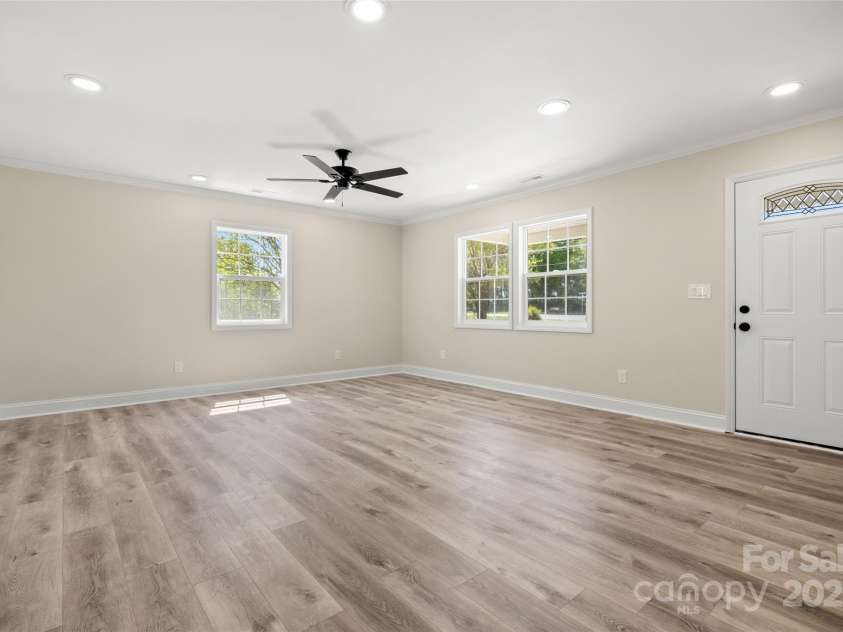 6525 Kershaw Camden Highway, Heath Springs, SC 29058.  MLS# CAR4247246, YatesRealty ID 23817. Living room