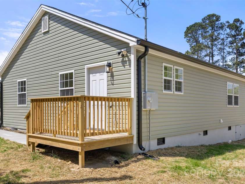 6525 Kershaw Camden Highway, Heath Springs, SC 29058.  MLS# CAR4247246, YatesRealty ID 23817. Side door into the kitchen