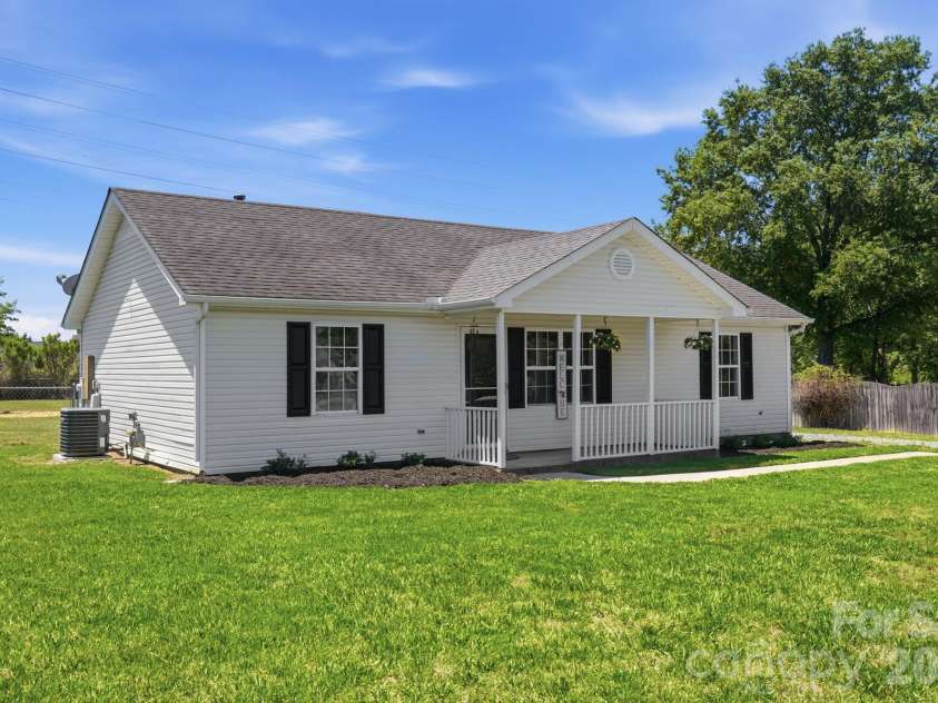 5011 Willow Run Drive, Monroe, NC 28110.  MLS# CAR4384168, YatesRealty ID 23818. 