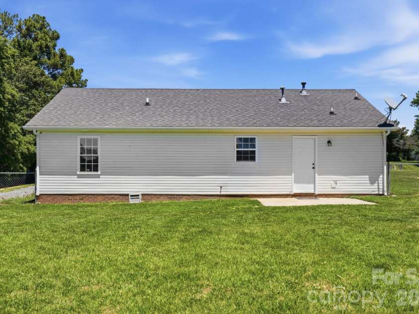 5011 Willow Run Drive, Monroe, NC 28110.  MLS# CAR4384168, YatesRealty ID 23818. 