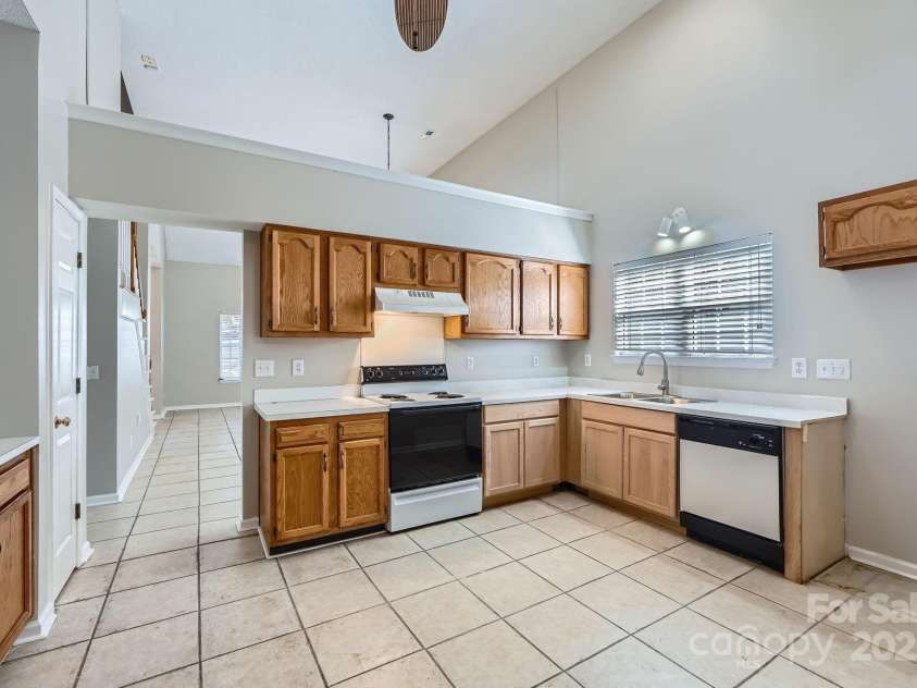 8909 Elkins Park Drive, Matthews, NC 28105.  MLS# CAR4275942, YatesRealty ID 23818. Cathedral ceilings in the kitchen