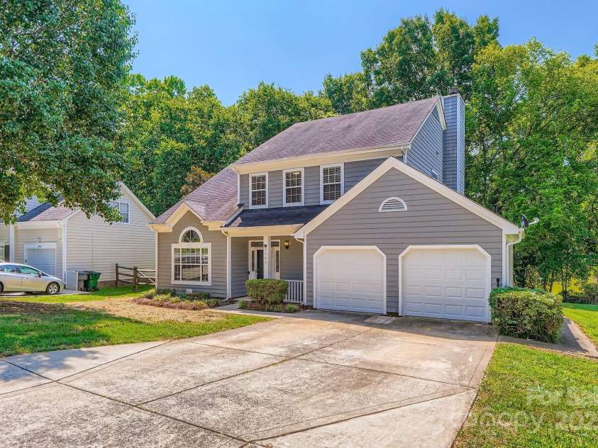 8909 Elkins Park Drive, Matthews, NC 28105.  MLS# CAR4275942, YatesRealty ID 23818. Welcome Home!