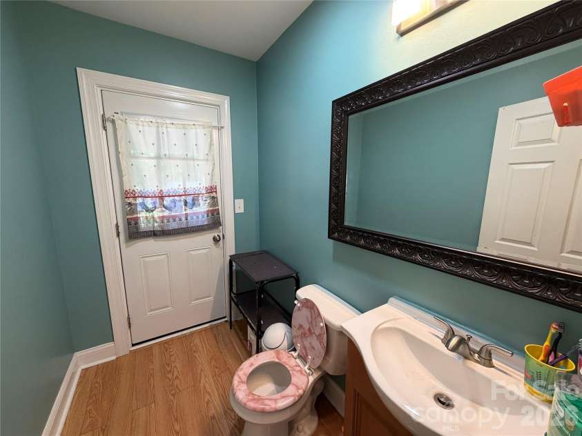 6228 Freedom Drive, Charlotte, NC 28214.  MLS# CAR4379897, YatesRealty ID 23819. Half bath