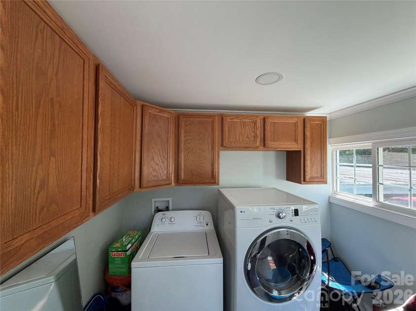 6228 Freedom Drive, Charlotte, NC 28214.  MLS# CAR4379897, YatesRealty ID 23819. LAUNDRY ROOM