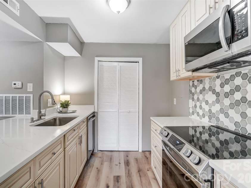 11039 Harrowfield Road, Charlotte, NC 28226.  MLS# CAR4291963, YatesRealty ID 2382. 
