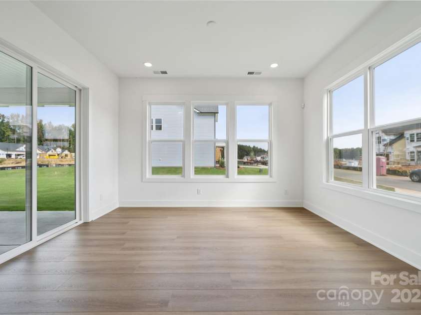 5111 Mint Harbor Way, Charlotte, NC 28269.  MLS# CAR4326116, YatesRealty ID 2382. Casual dining