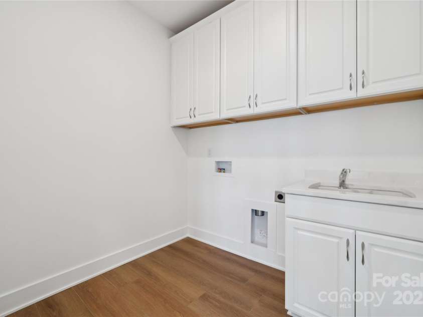 5111 Mint Harbor Way, Charlotte, NC 28269.  MLS# CAR4326116, YatesRealty ID 2382. Laundry room