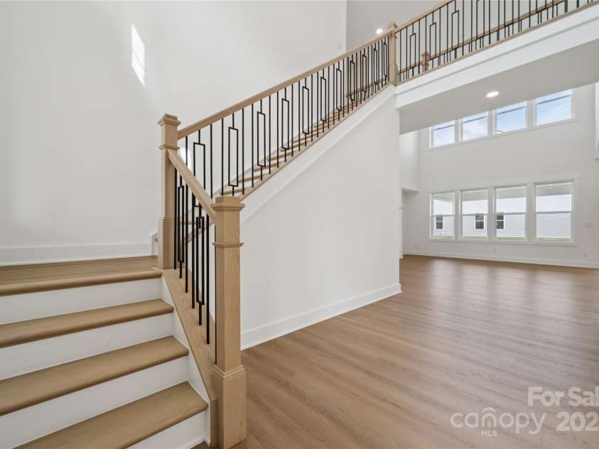 5111 Mint Harbor Way, Charlotte, NC 28269.  MLS# CAR4326116, YatesRealty ID 2382. Two story great room and foyer