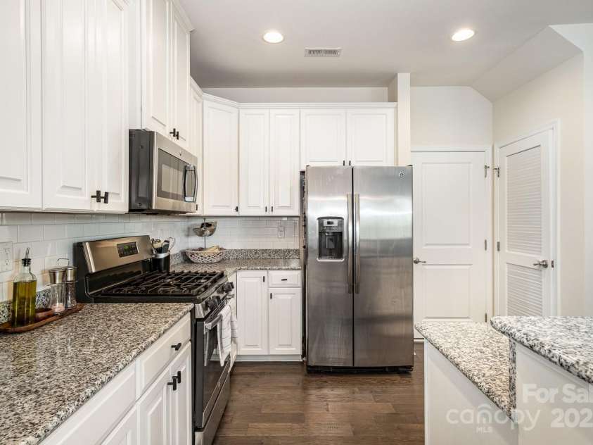 1825 Evergreen Drive, Charlotte, NC 28208.  MLS# CAR4269834, YatesRealty ID 23822. 