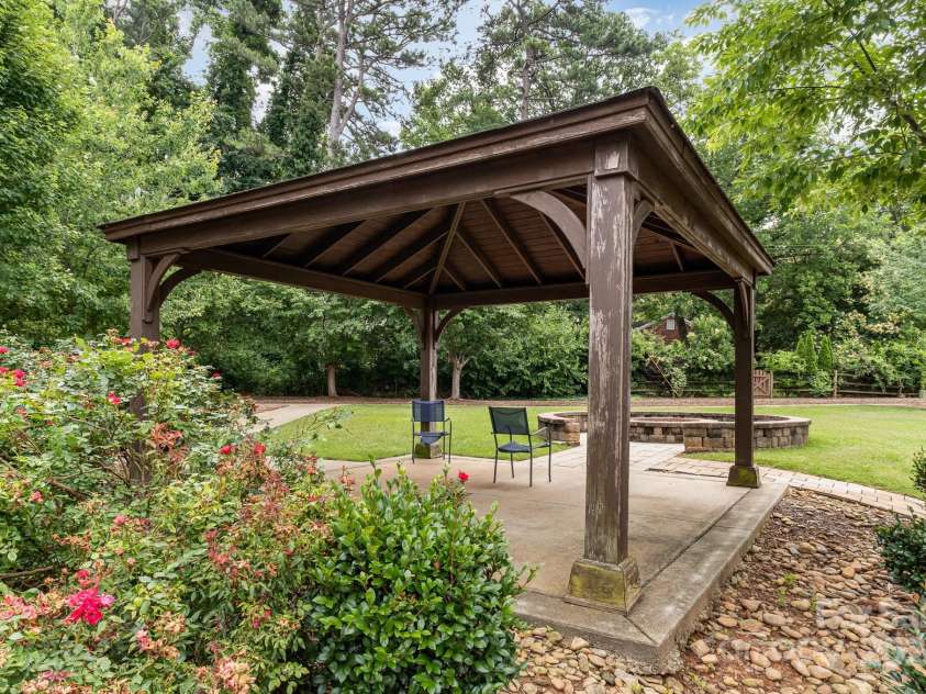 1825 Evergreen Drive, Charlotte, NC 28208.  MLS# CAR4269834, YatesRealty ID 23822. 