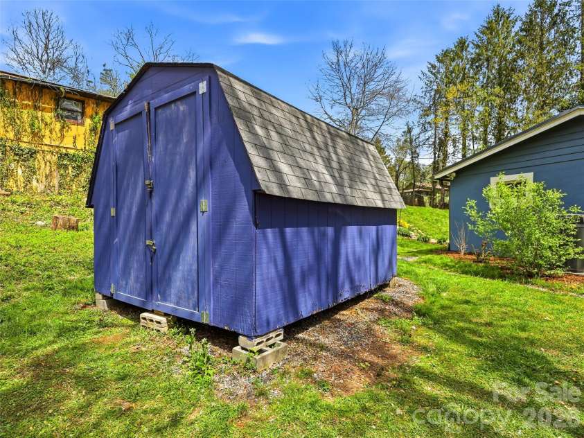 33 Kilpatrick Street, Brevard, NC 28712.  MLS# CAR4363437, YatesRealty ID 23823. 