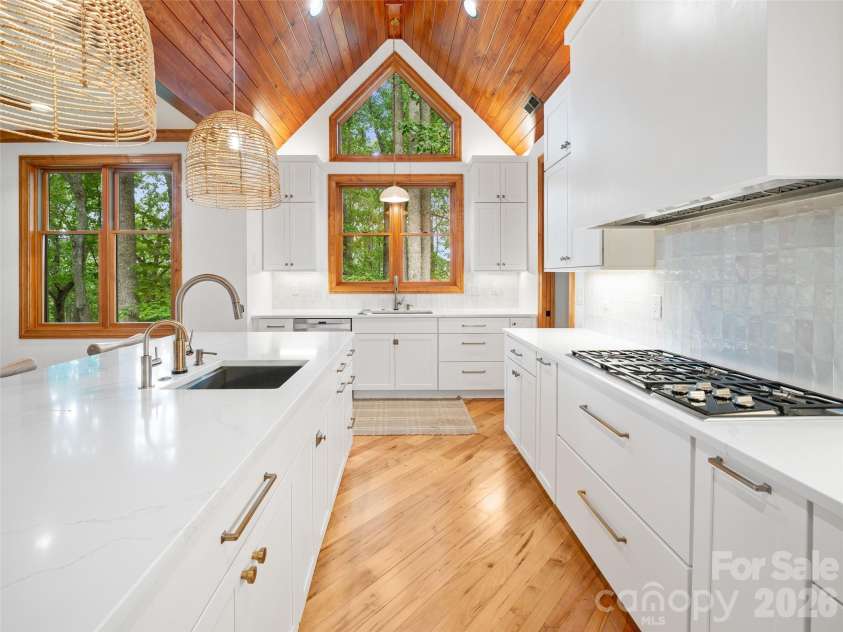 71 Chestnut Hill Road, Spruce Pine, NC 28777.  MLS# CAR4380652, YatesRealty ID 23824. 