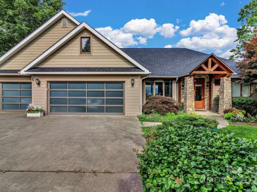 107 Stonegate Drive, Arden, NC 28704.  MLS# CAR4276294, YatesRealty ID 23825. 