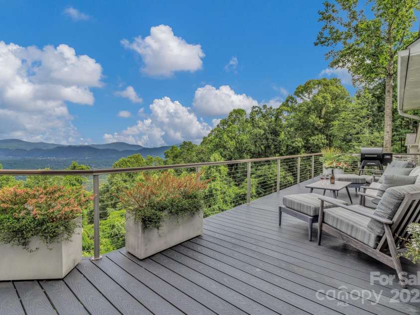 107 Stonegate Drive, Arden, NC 28704.  MLS# CAR4276294, YatesRealty ID 23825. 