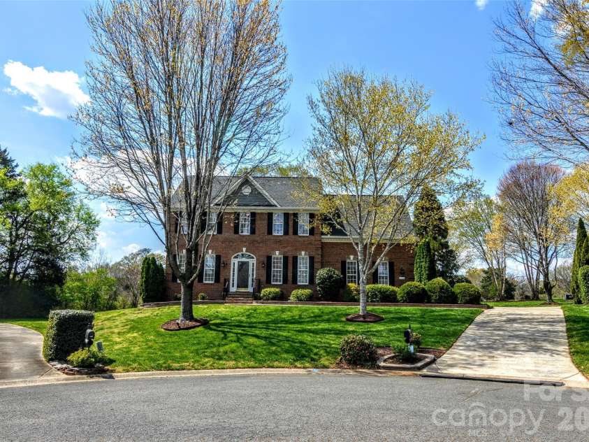 8224 Glamorgan Lane, Matthews, NC 28104.  MLS# CAR4361196, YatesRealty ID 23825. 