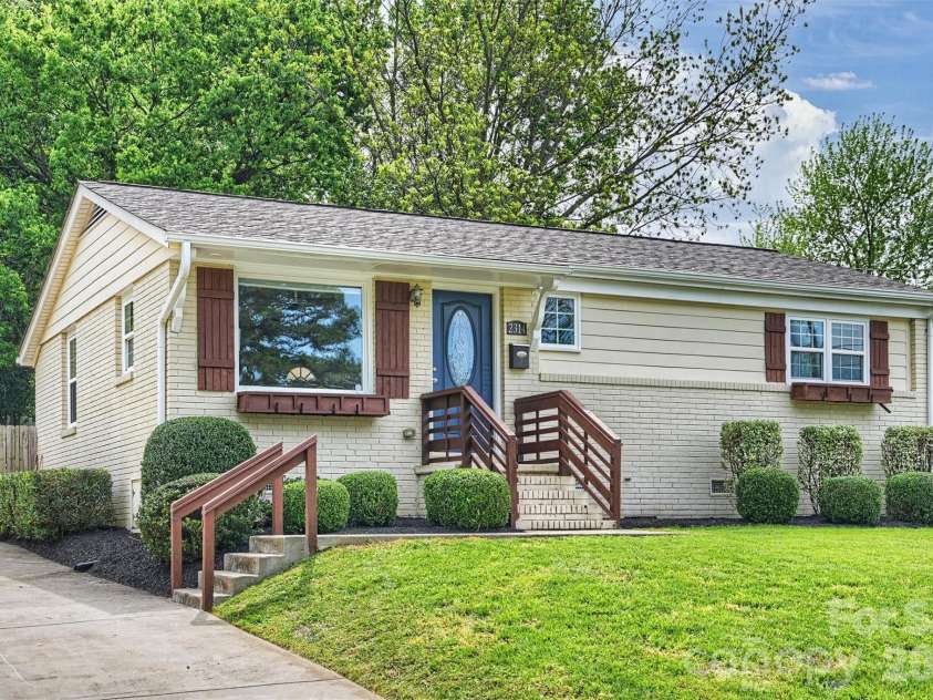 2314 Crestview Drive, Charlotte, NC 28216.  MLS# CAR4367091, YatesRealty ID 23828. 