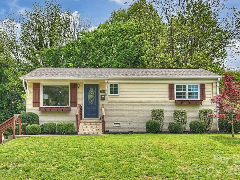 2314 Crestview Drive, Charlotte, NC 28216.  MLS# CAR4367091, YatesRealty ID 23828. 
