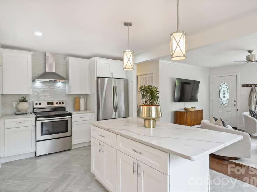 2314 Crestview Drive, Charlotte, NC 28216.  MLS# CAR4367091, YatesRealty ID 23828. 