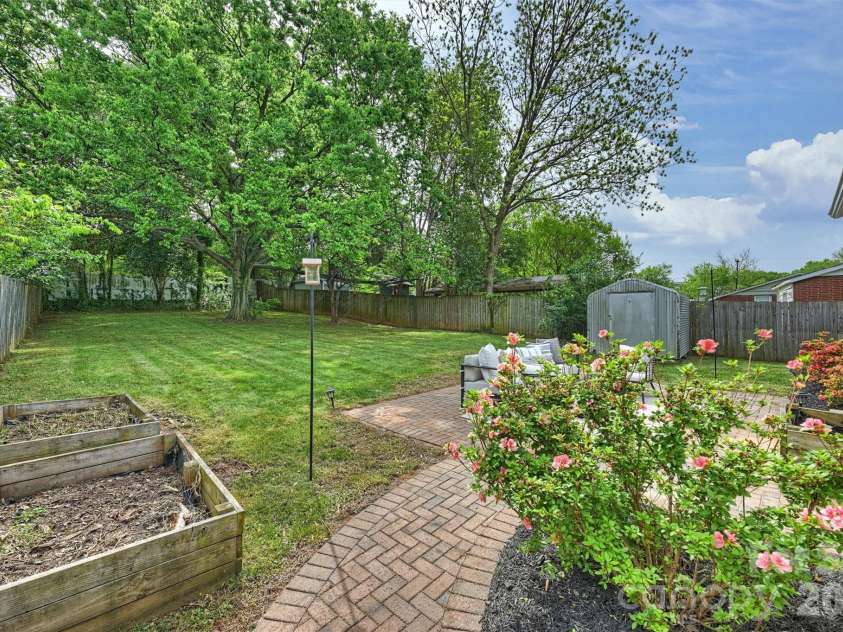 2314 Crestview Drive, Charlotte, NC 28216.  MLS# CAR4367091, YatesRealty ID 23828. 