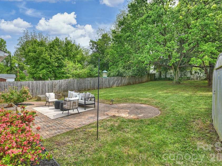 2314 Crestview Drive, Charlotte, NC 28216.  MLS# CAR4367091, YatesRealty ID 23828. 