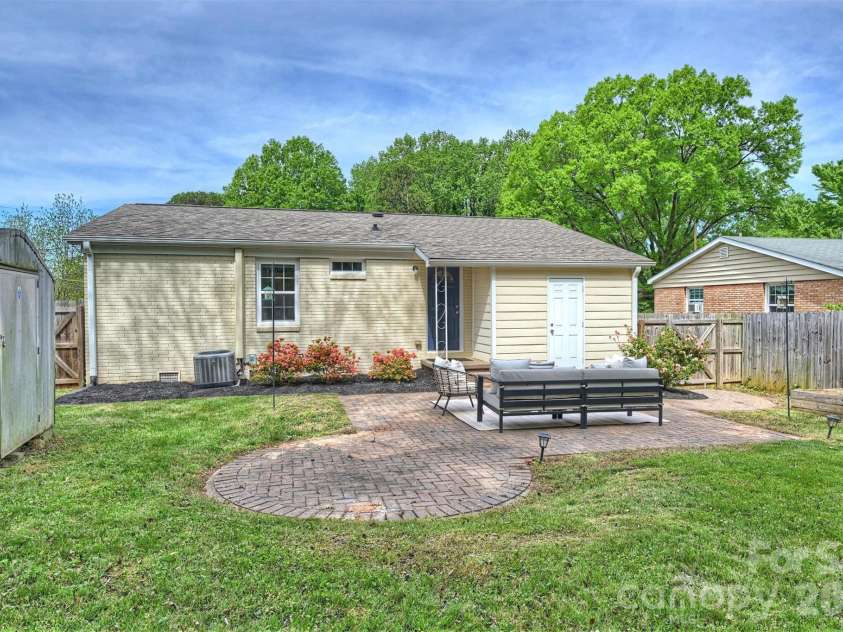 2314 Crestview Drive, Charlotte, NC 28216.  MLS# CAR4367091, YatesRealty ID 23828. 