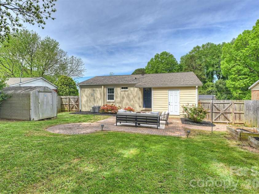 2314 Crestview Drive, Charlotte, NC 28216.  MLS# CAR4367091, YatesRealty ID 23828. 