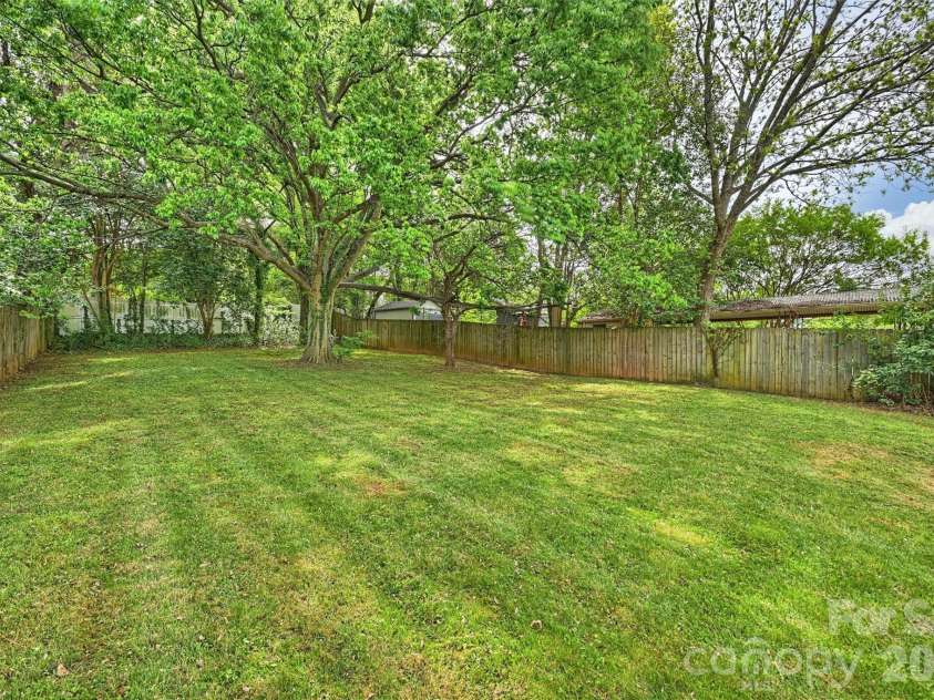 2314 Crestview Drive, Charlotte, NC 28216.  MLS# CAR4367091, YatesRealty ID 23828. 