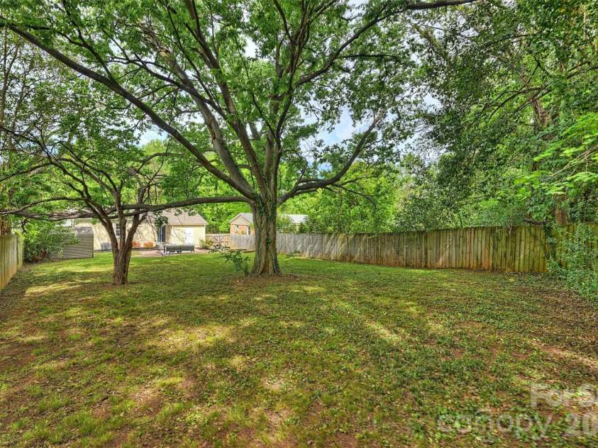 2314 Crestview Drive, Charlotte, NC 28216.  MLS# CAR4367091, YatesRealty ID 23828. 