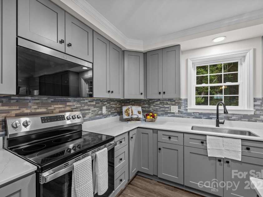 215 McCoy Cove, Black Mountain, NC 28711.  MLS# CAR4333033, YatesRealty ID 2383. 