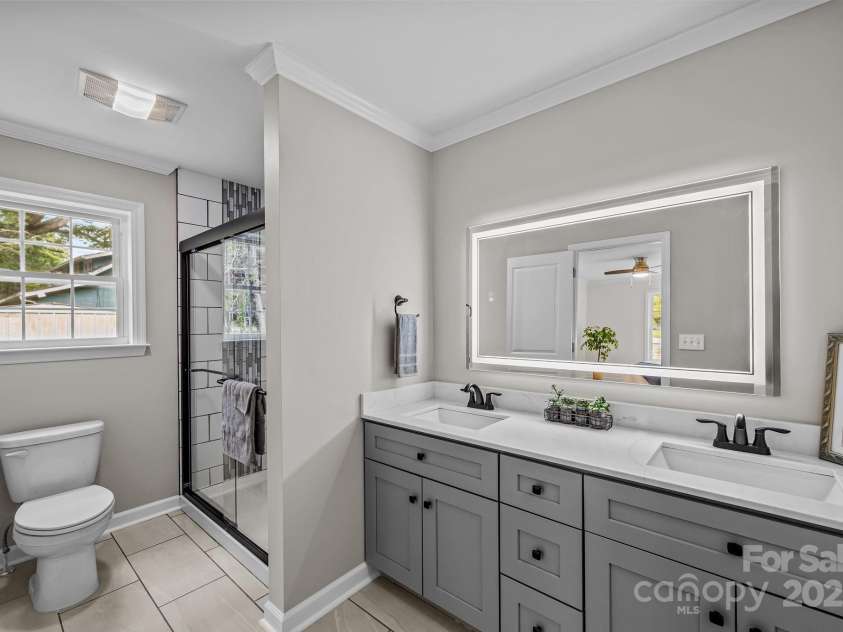 215 McCoy Cove, Black Mountain, NC 28711.  MLS# CAR4333033, YatesRealty ID 2383. Primary #1 En-Suite