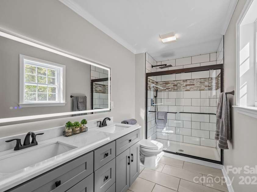 215 McCoy Cove, Black Mountain, NC 28711.  MLS# CAR4333033, YatesRealty ID 2383. Primary #2 en-suite