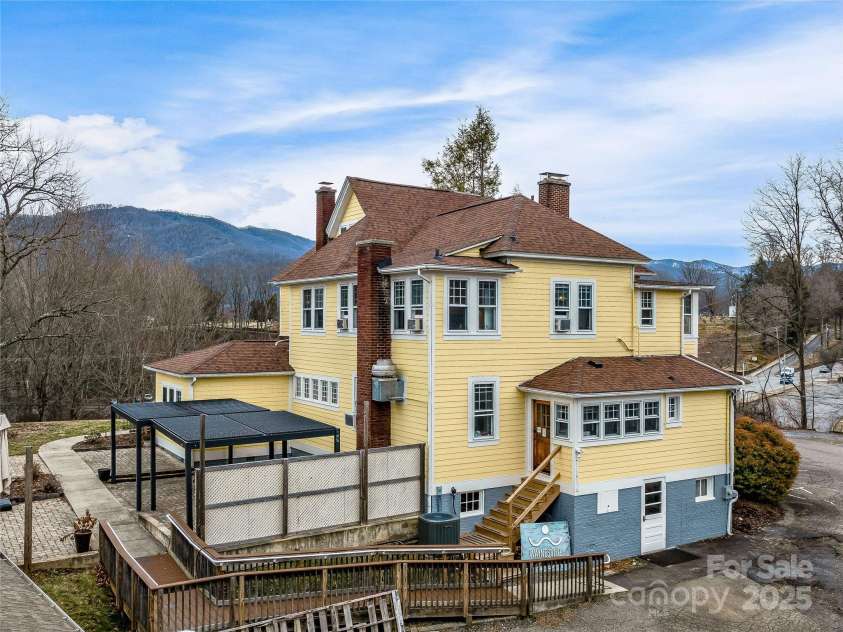 274 Main Street, Waynesville, NC 28786.  MLS# CAR4232923, YatesRealty ID 2383. 