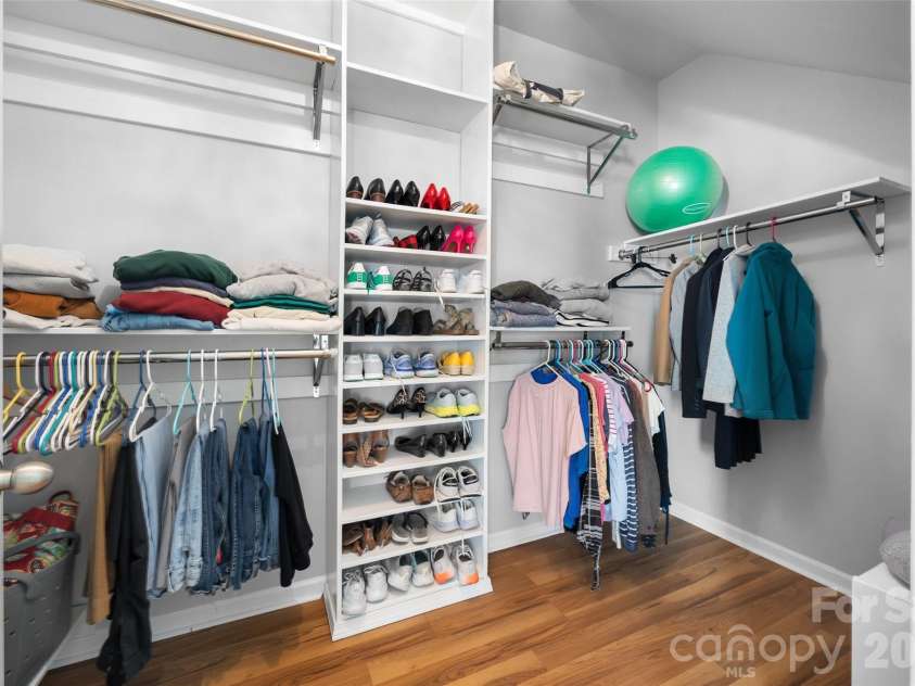 1521 Deer Meadows Drive, Waxhaw, NC 28173.  MLS# CAR4367982, YatesRealty ID 23831. Primary closet