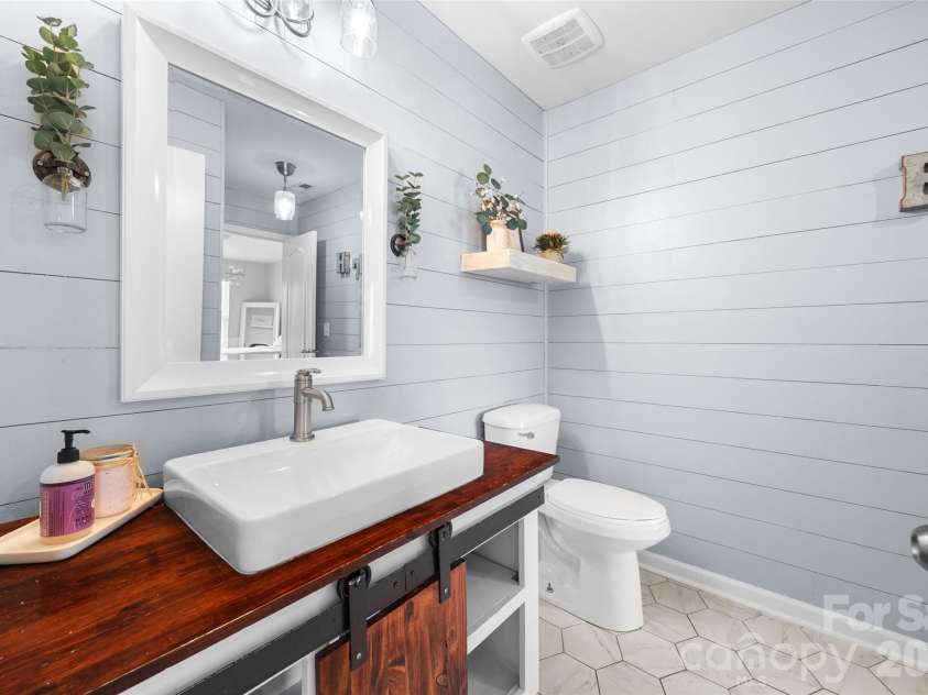 1521 Deer Meadows Drive, Waxhaw, NC 28173.  MLS# CAR4367982, YatesRealty ID 23831. Upstairs full bathroom