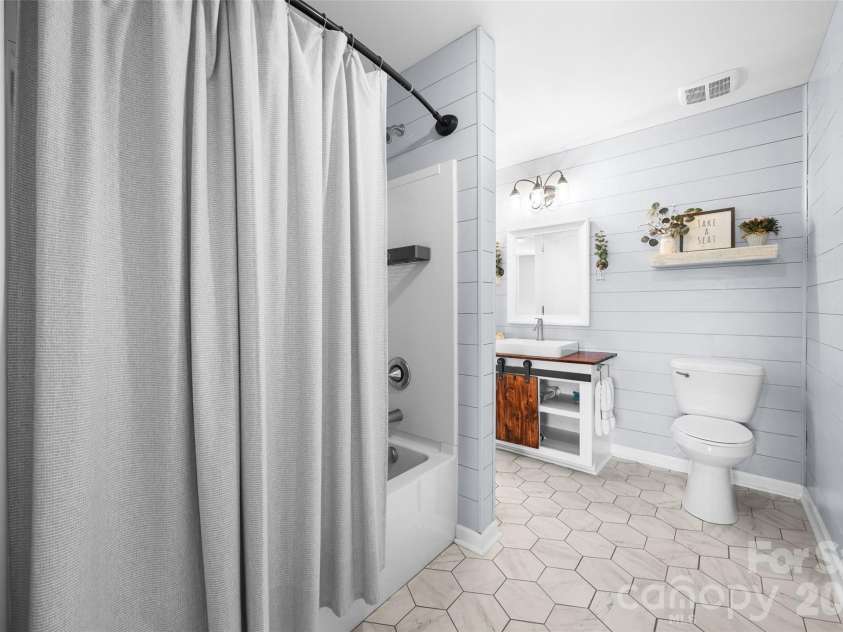 1521 Deer Meadows Drive, Waxhaw, NC 28173.  MLS# CAR4367982, YatesRealty ID 23831. Upstairs full bathroom