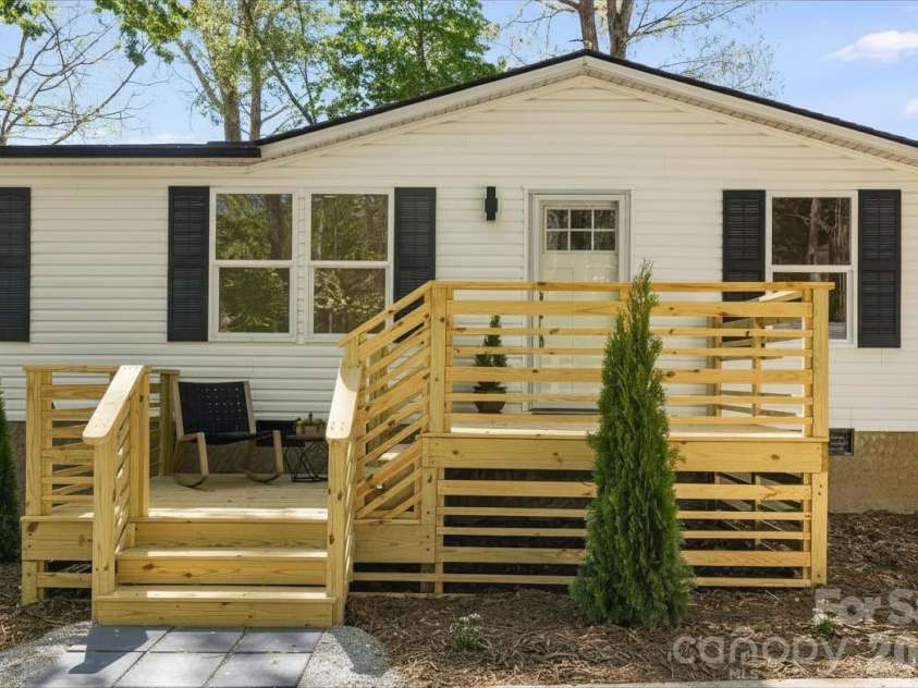 4 Woodscape Drive, Mills River, NC 28759.  MLS# CAR4372590, YatesRealty ID 23832. Welcome Home!