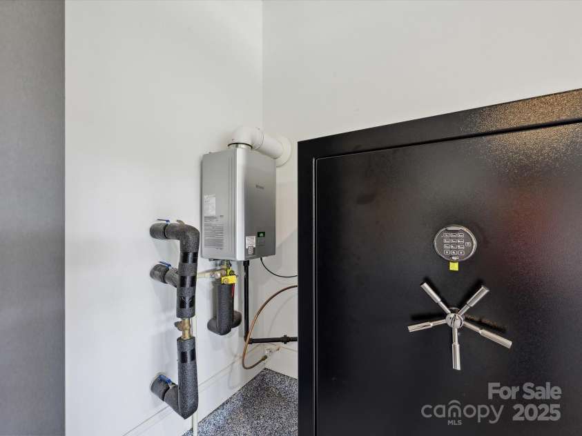 10305 Superb Lane, Charlotte, NC 28215.  MLS# CAR4277557, YatesRealty ID 23834. 